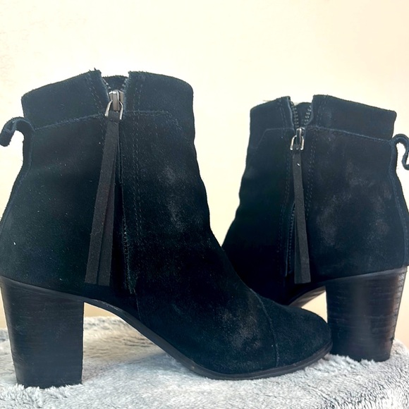 TOMS WOMEN LUNATA SIDE ZIPPER ANKLE BOOTIES- Black Suede - Picture 4 of 8